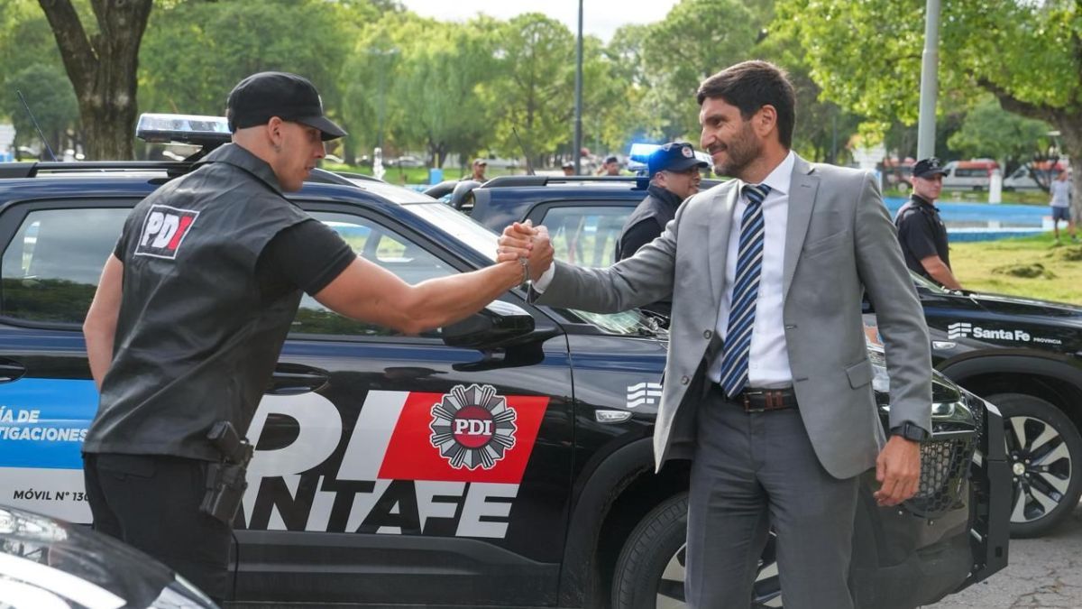 El gobernador de Santa Fe, Maximiliano Pullaro, encabezó este viernes en la ciudad capital la entrega de 116 camionetas 0 km totalmente equipadas destinadas a la Policía provincial. El gobernador de Santa Fe, Maximiliano Pullaro, encabezó este viernes en la ciudad capital la entrega de 116 camionetas 0 km totalmente equipadas destinadas a la Policía provincial.