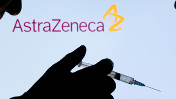 Un jubilado demanda a AstraZeneca, pero una ley de Alberto Fernández protege al laboratorio