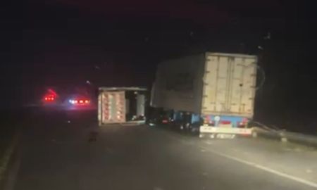 Varios camiones volcaron en la Autopista Rosario-Córdoba. Foto: captura de video. Varios camiones volcaron en la Autopista Rosario-Córdoba. Foto: captura de video.