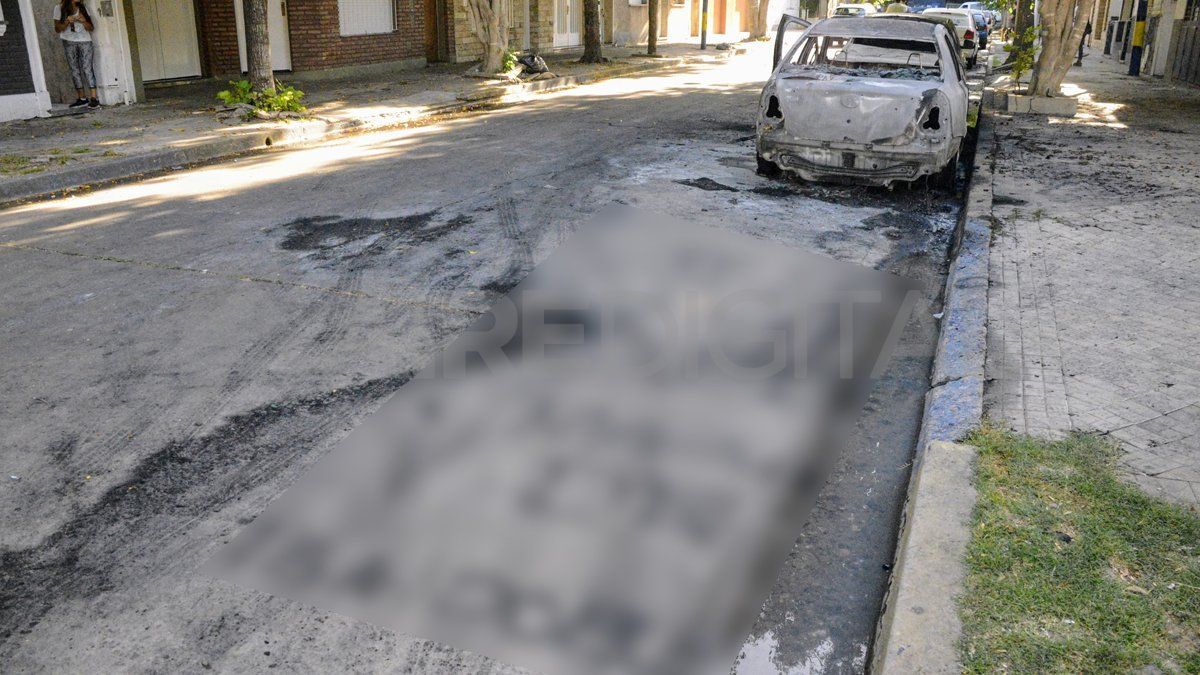 En el lugar del siniestro apareció además un mensaje intimidatorio escrito con aerosol en el asfalto.