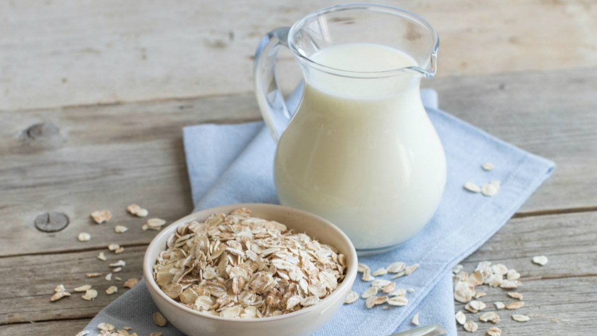 Cómo hacer leche de avena en casa: la receta barata