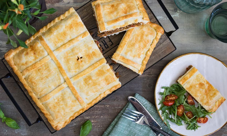 La empanada gallega es uno de los platos más emblemáticos de la gastronomía de Galicia, en el noroeste de España. La empanada gallega es uno de los platos más emblemáticos de la gastronomía de Galicia, en el noroeste de España.