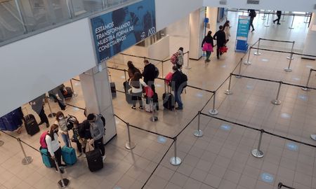 Los pasajeros del aeropuerto de Fisherton debieron ser evacuados ante una amenaza de bomba. Los pasajeros del aeropuerto de Fisherton debieron ser evacuados ante una amenaza de bomba.