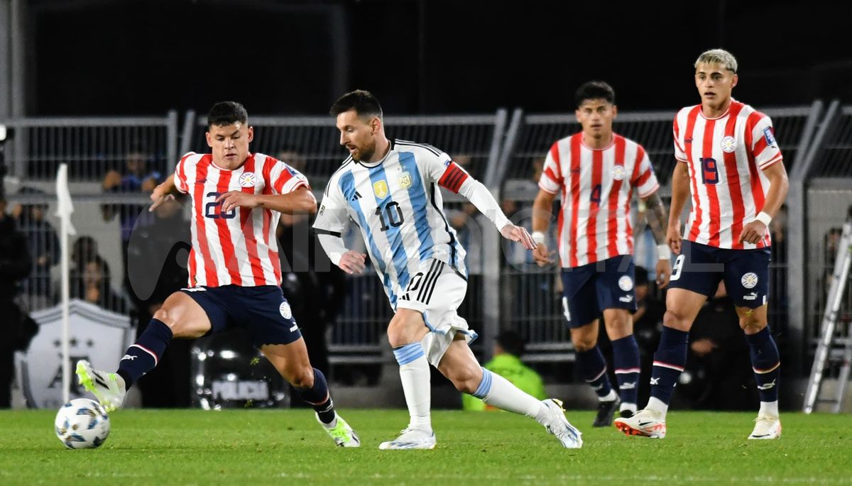 Messi vs. Paraguay, por las Eliminatorias Sudamericanas. Messi vs. Paraguay, por las Eliminatorias Sudamericanas.