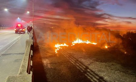 puente carretero: bomberos trabajan para controlar el incendio en pastizales