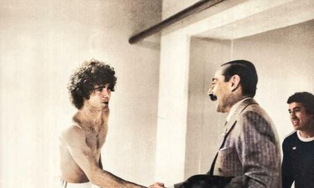 Alberto Tarantini saluda de manera desafiante al General Jorge Rafael Videla, tras la victoria de la selección argentina ante Perú en el Mundial 1978. Américo Gallego observa. Alberto Tarantini saluda de manera desafiante al General Jorge Rafael Videla, tras la victoria de la selección argentina ante Perú en el Mundial 1978. Américo Gallego observa.