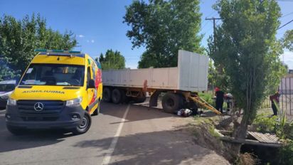 Accidente fatal en Mendoza: un joven de 19 años perdió la vida en el choque entre una moto y un camión