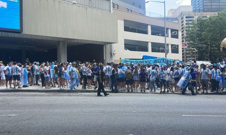 Hinchas argentinos se reunieron frente para realizar un banderazo, previo al debut de la selección argentina en la Copa América. Hinchas argentinos se reunieron frente para realizar un banderazo, previo al debut de la selección argentina en la Copa América.