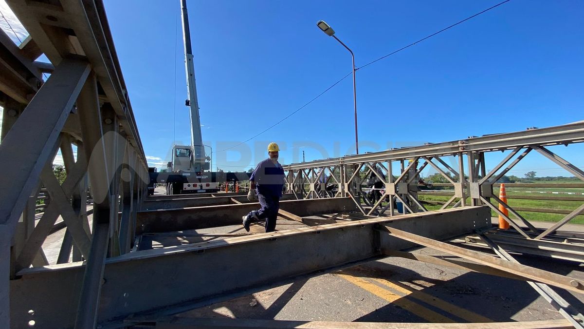 Vialidad Nacional trabaja en la colocación de los paneles que funcionarán como piso del puente Bailey. Vialidad Nacional trabaja en la colocación de los paneles que funcionarán como piso del puente Bailey.