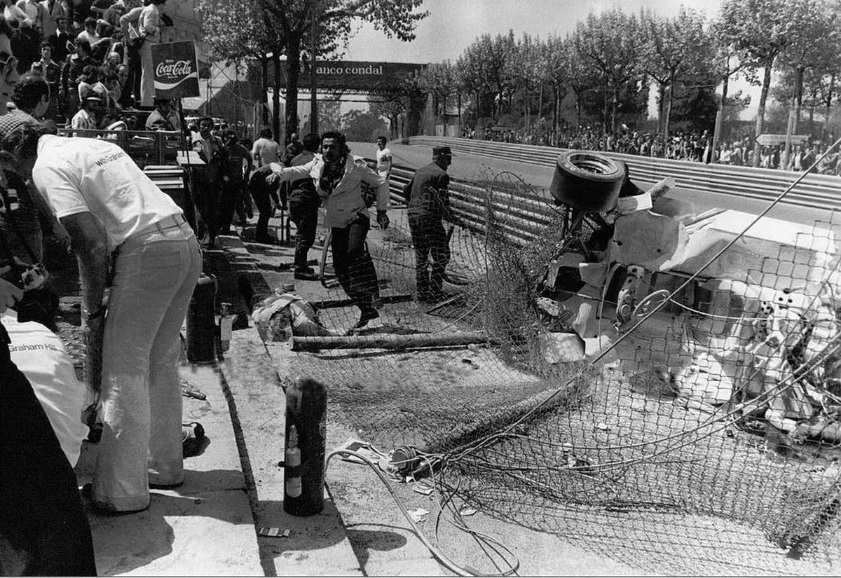 Así quedó el Hill GH1-Cosworth del alemán Rolf Stommelen tras despistarse en la 26ª vuelta del GP de España, en Montjuïc y embestir a una decena de personas. En el siniestro, que obligó a suspender la carrera en el 30° giro, cuatro de ellas murieron instantáneamente y, una quinta, fallecería en el hospital. Stommelen sobrevivió de milagro, aunque sufrió fracturas en varias costillas, una pierna y un brazo.