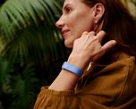 El diseño sin pantalla del Fitbit Air busca reducir la dependencia de los usuarios a las notificaciones constantes, priorizando el registro de datos de salud en segundo plano. El diseño sin pantalla del Fitbit Air busca reducir la dependencia de los usuarios a las notificaciones constantes, priorizando el registro de datos de salud en segundo plano.