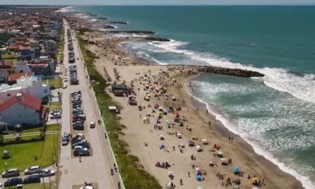 Una fuerte ola de alrededor de cinco metros impactó este lunes por la tarde en las playas de Santa Clara del Mar y Mar del Plata y provocó la muerte de un joven. Una fuerte ola de alrededor de cinco metros impactó este lunes por la tarde en las playas de Santa Clara del Mar y Mar del Plata y provocó la muerte de un joven.