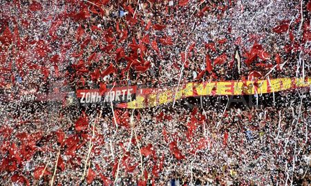 Los hinchas sabaleros realizaron un gran recibimiento para recibir a Colón ante Unión. Los hinchas sabaleros realizaron un gran recibimiento para recibir a Colón ante Unión.