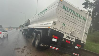 Autopista Rosario - Santa Fe: un camión despistó a la altura del CRAI, en la mano hacia el sur