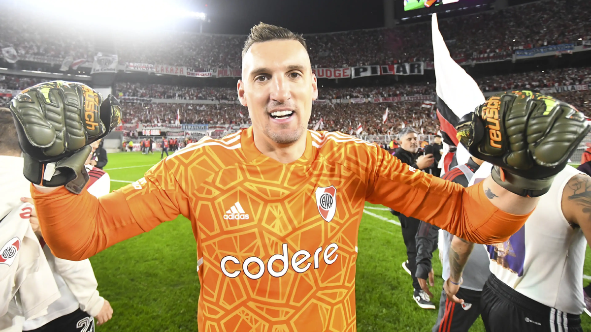 Franco Armani de River festejando una victoria en el estadio Monumental.