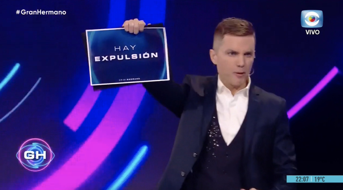 Se reveló el contenido del sobre negro que el conductor había presentado al inicio del programa: la participante sería expulsada de la casa.