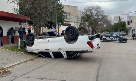 Impactante choque y vuelco en barrio Ciudadela de Santa Fe. Impactante choque y vuelco en barrio Ciudadela de Santa Fe.