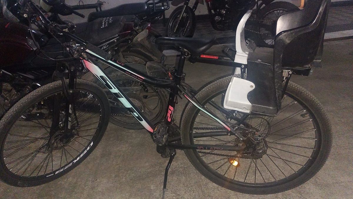 Una de las bicicletas que la policía recuperó en el domicilio requisado.&nbsp;