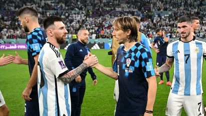 La bronca de Luka Modric contra el árbitro del partido entre Croacia y la Selección Argentina