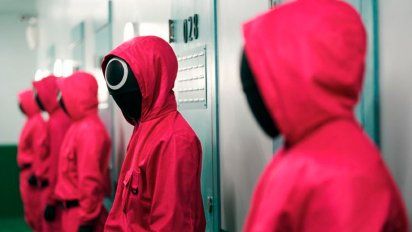 El juego del calamar ha recibido muy buenas críticas de parte de los periodistas especializados, quienes coinciden en que es brutal, directa y funciona muy bien en todos sus niveles. Actualmente se ubica como la segunda serie más vista de Netflix en todo el mundo.&nbsp;