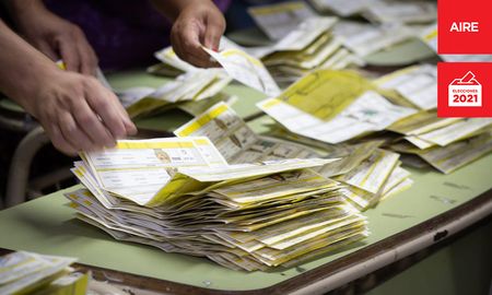 Con casi el 90% de las mesas escrutadas en Sauce Viejo, Mario Papaleo alcanzó el 50% de los votos emitidos y se convirtió en el primer intendente. Con casi el 90% de las mesas escrutadas en Sauce Viejo, Mario Papaleo alcanzó el 50% de los votos emitidos y se convirtió en el primer intendente.