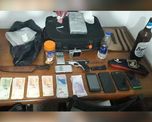 Los uniformados encontraron en el auto dos balanzas, dinero en efectivo, armas y estupefacientes