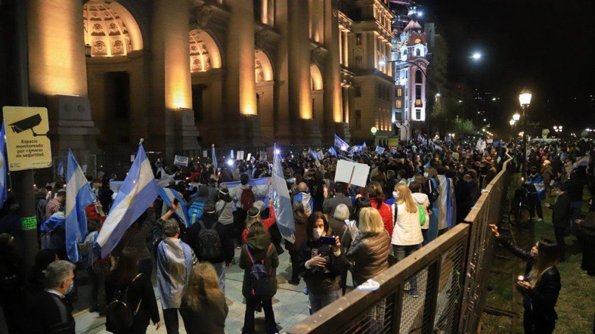 Los manifestantes respaldaron a los jueces Leopoldo Bruglia, Pablo Bertuzzi y Germán Castelli.