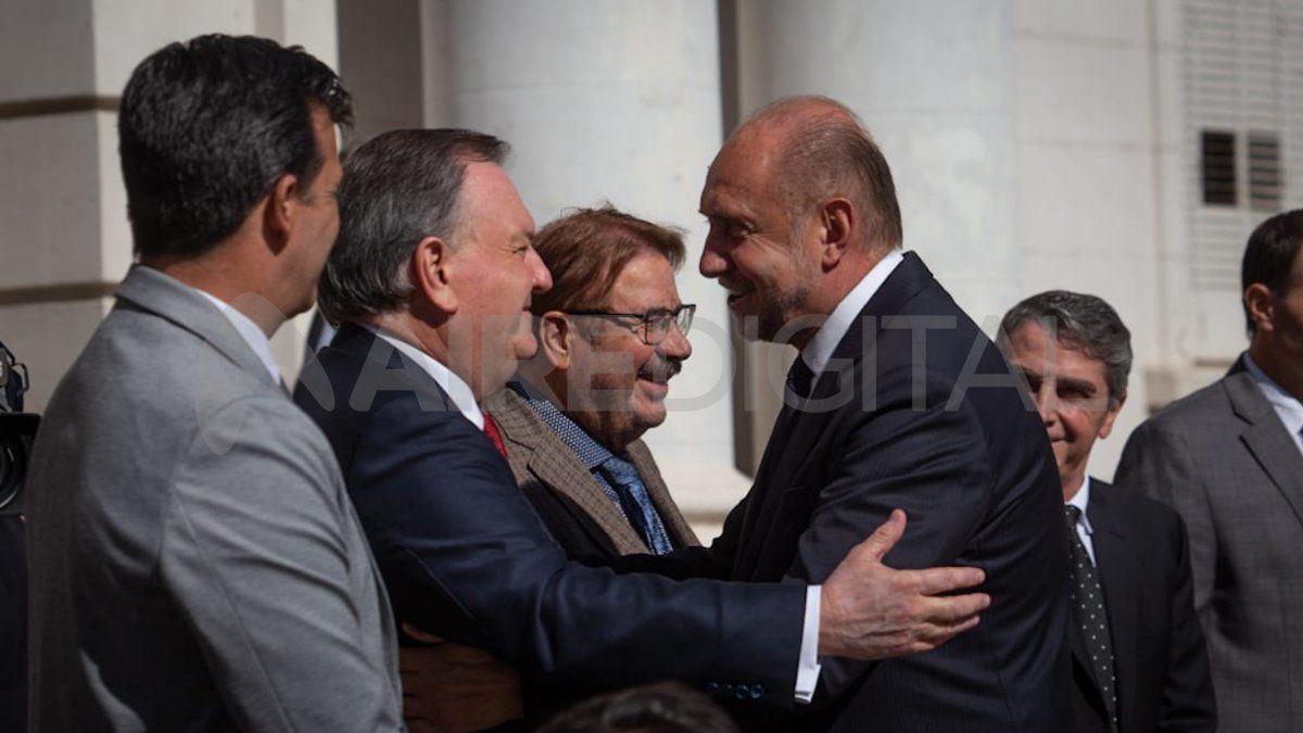 Perotti fue recibido en la Legislatura por un grupo de senadores provinciales, entre ellos Felipe Michlig, actual presidente de la UCR santafesina.