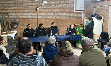 Vecinos de Villa Añatí tuvieron una reunión por seguridad, debido al aumento de hechos delictivos. Vecinos de Villa Añatí tuvieron una reunión por seguridad, debido al aumento de hechos delictivos.