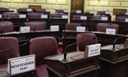 Durante el debate quedó en evidencia que existe un amplio consenso para llevar a cabo modificaciones al sistema legislativo de la provincia de Santa Fe. Durante el debate quedó en evidencia que existe un amplio consenso para llevar a cabo modificaciones al sistema legislativo de la provincia de Santa Fe.
