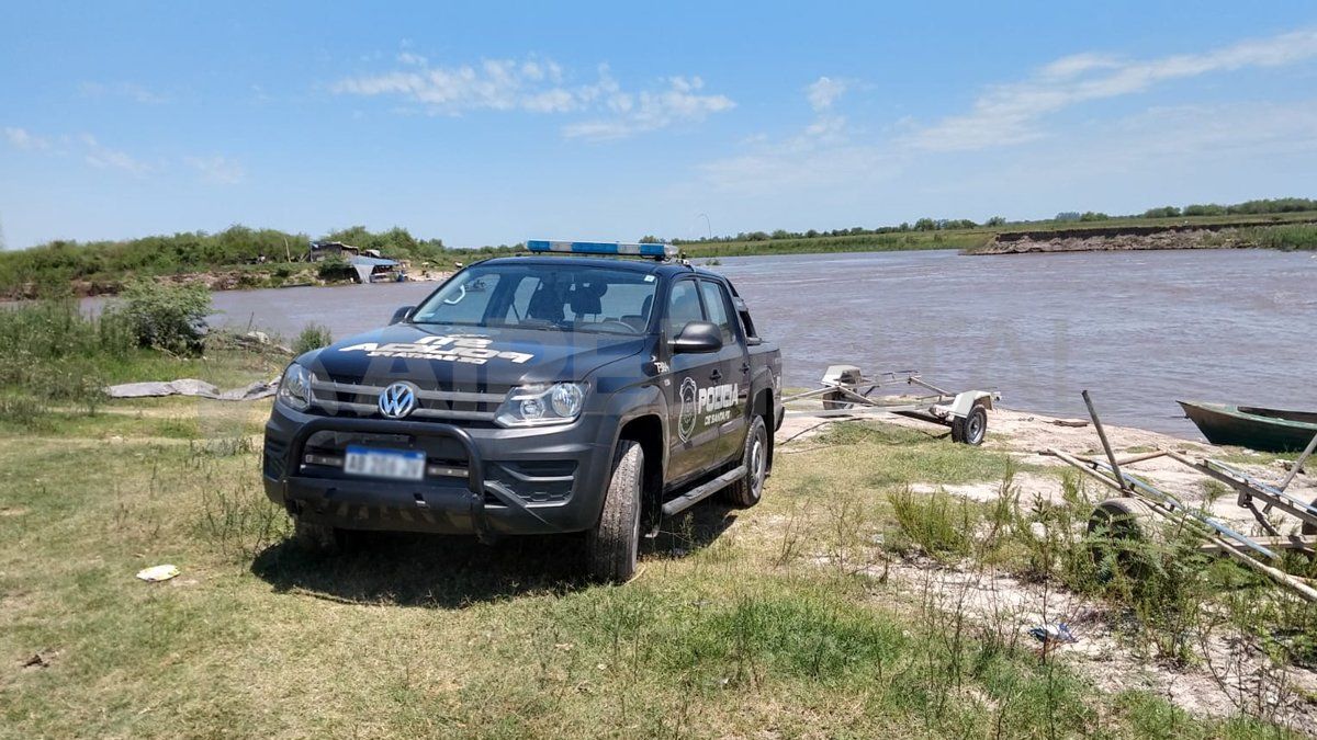 Según versiones policiales, la desaparición se dio cuando Segovia se arrojó al río e intentó cruzar a nado hacia el otro lado.