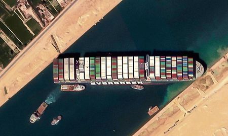 El buque portacontenedores de 400 metros de largo se ecnuentra hace 5 días bloqueando el canal de Suez. El buque portacontenedores de 400 metros de largo se ecnuentra hace 5 días bloqueando el canal de Suez.