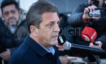 Tras la votación y en ronda de prensa, Massa destacó la importancia de que “cada argentino y argentina salga de su casa, pueda manifestarse e ir a votar a 40 años de la democracia”. Tras la votación y en ronda de prensa, Massa destacó la importancia de que “cada argentino y argentina salga de su casa, pueda manifestarse e ir a votar a 40 años de la democracia”.