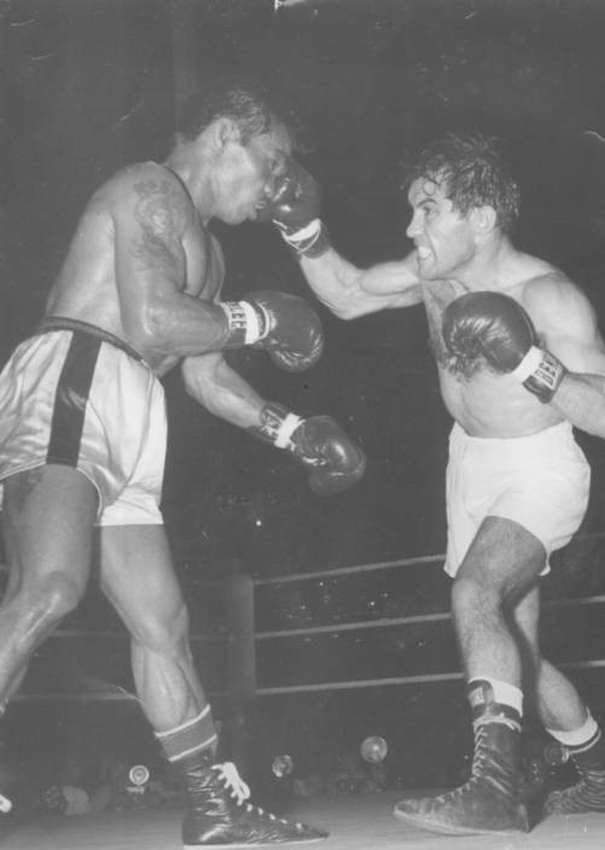 El lunes 15 de diciembre de 1958, el León Mendocino le GPP15 (unánime) al filipino Dommy Ursúa, en el Rizal Memorial Sports Complex de Manila, y retuvo por séptima vez su cetro mosca. 