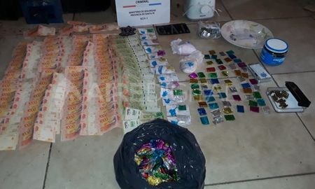 El efectivo tenía en su poder más de cien mil pesos en su casa y casi un kilo de cocaína