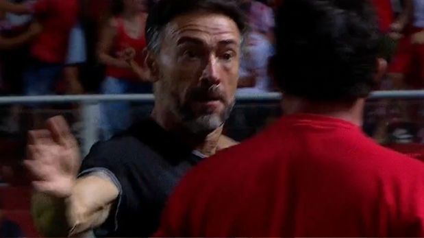El tremendo beso que el Kily González le metió a su ayudante tras el golazo de Unión