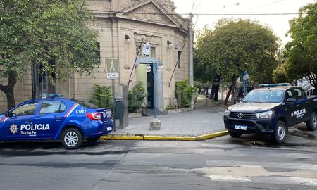 El tránsito en la zona fue alterado debido a la presencia de múltiples vehículos de emergencia y la intervención policial. El tránsito en la zona fue alterado debido a la presencia de múltiples vehículos de emergencia y la intervención policial.
