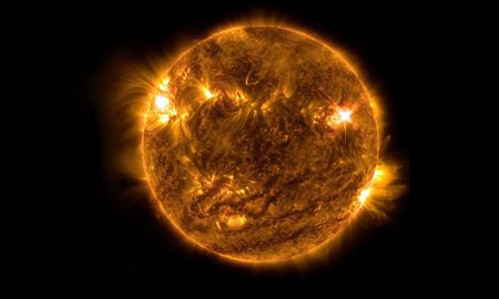 La imagen muestra un subconjunto de luz ultravioleta extrema que resalta el material extremadamente caliente en las llamaradas, y que está coloreado en color naranja. La imagen muestra un subconjunto de luz ultravioleta extrema que resalta el material extremadamente caliente en las llamaradas, y que está coloreado en color naranja.
