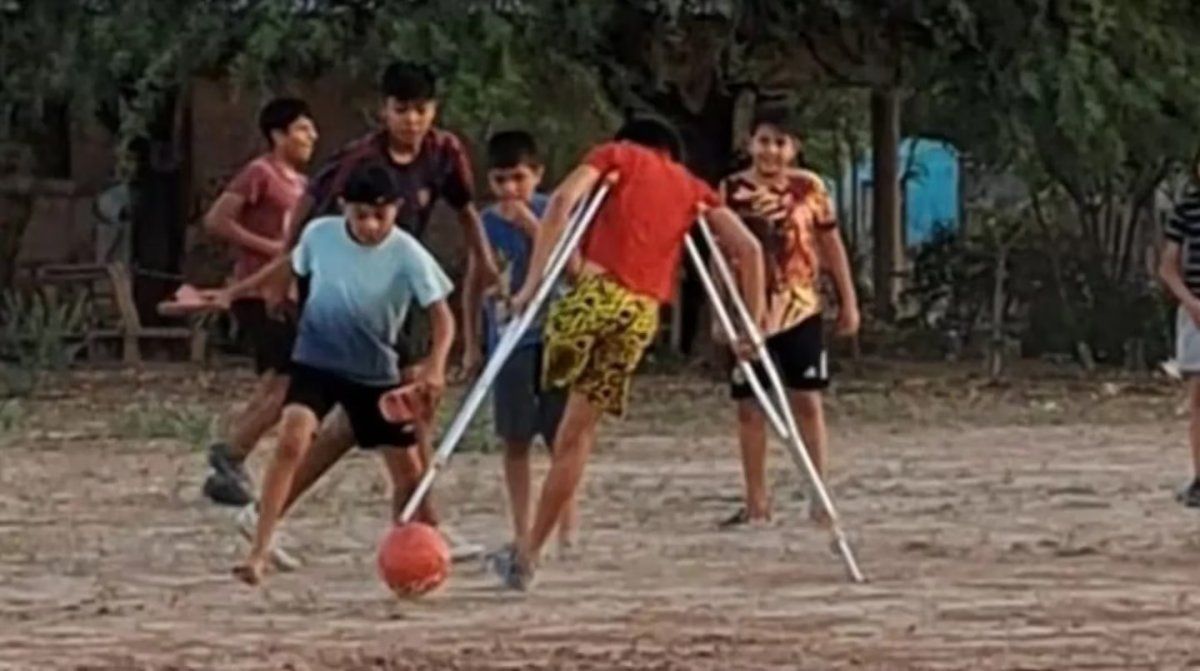 Sorprendente: un niño con una sola pierna fue filmado jugando a la pelota y emocionó a los fanáticos del fútbol
