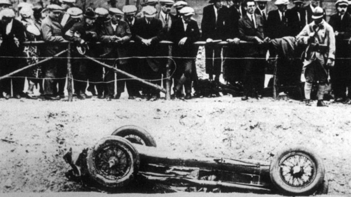 El domingo 26 de julio de 1925, durante la 23ª vuelta del GP de Francia, que se disputó bajo una fina llovizna en el Autodrome de Linas-Montlhéry –y que lideraba–, Antonio Ascari perdió el control de su Alfa Romeo P2 a unos 180 km/h en la Hostellerie Saint Eutrope, una amplia curva a la izquierda, estrellándose contra la valla de madera que delimitaba el circuito, para finalmente volcar en una acequia. Tenía 36 años, murió camino al hospital, y dejó una viuda y dos hijos: Alberto y Amedea. El domingo 26 de julio de 1925, durante la 23ª vuelta del GP de Francia, que se disputó bajo una fina llovizna en el Autodrome de Linas-Montlhéry –y que lideraba–, Antonio Ascari perdió el control de su Alfa Romeo P2 a unos 180 km/h en la Hostellerie Saint Eutrope, una amplia curva a la izquierda, estrellándose contra la valla de madera que delimitaba el circuito, para finalmente volcar en una acequia. Tenía 36 años, murió camino al hospital, y dejó una viuda y dos hijos: Alberto y Amedea.
