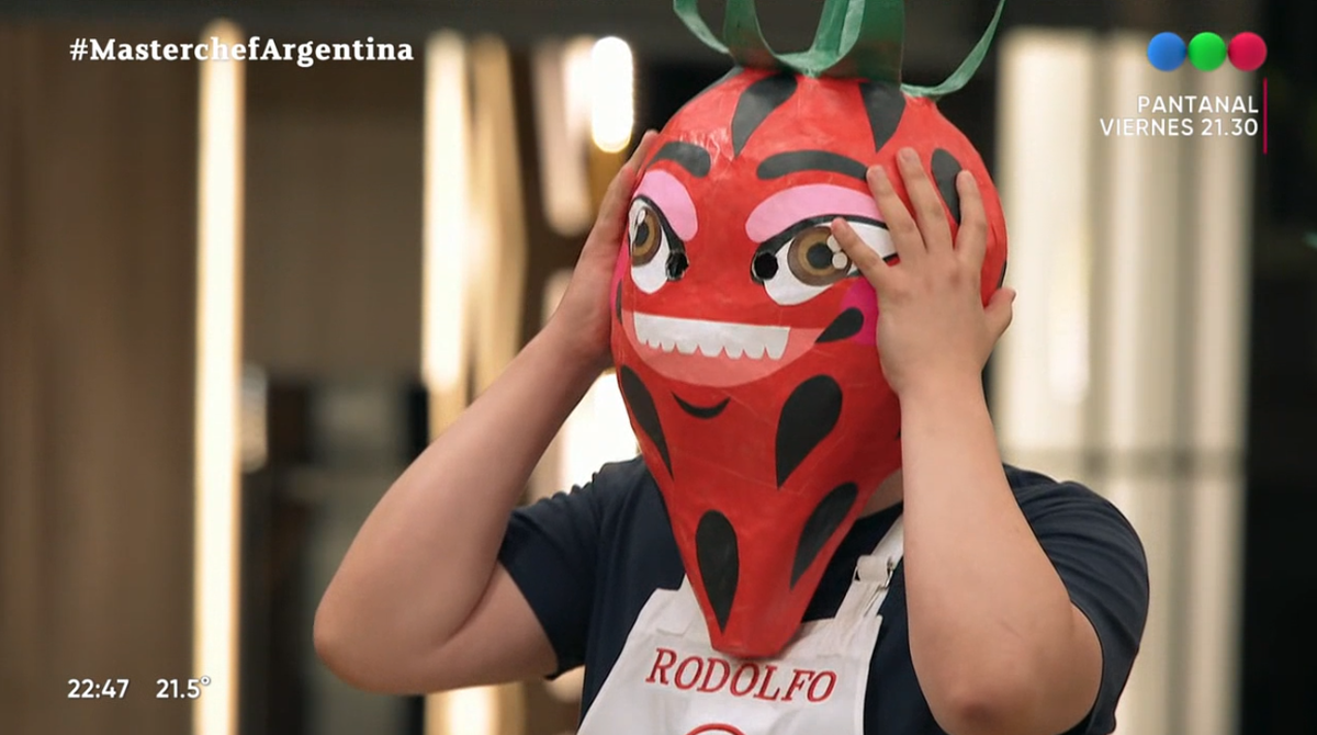 Rodolfo tuvo problemas para ponerse la careta en MasterChef y Wanda Nara estalló.