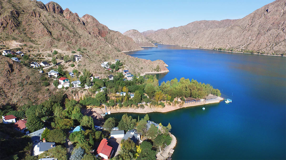 Mendoza: una familia se fotografiaba en el lago Los Reyunos