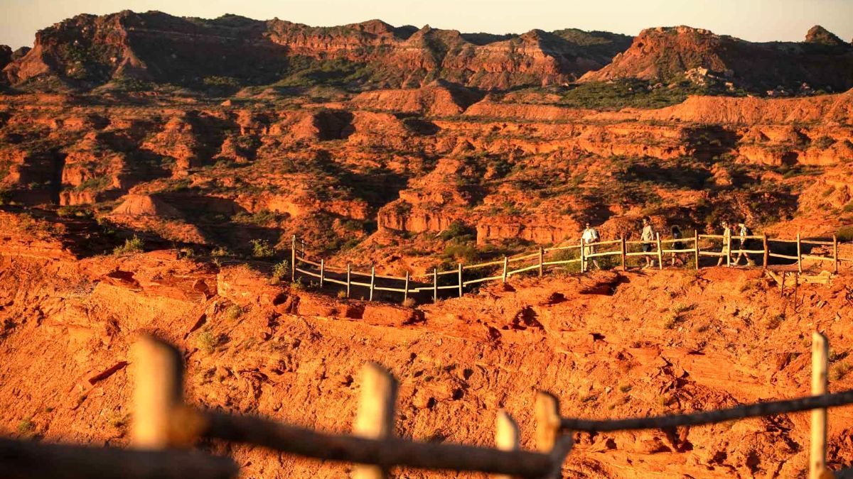 Las paredes rojizas de Sierra de las Quijadas protegen yacimientos fósiles de reptiles voladores, lo que posiciona al parque como un sitio de altísimo valor científico mundial. Las paredes rojizas de Sierra de las Quijadas protegen yacimientos fósiles de reptiles voladores, lo que posiciona al parque como un sitio de altísimo valor científico mundial.