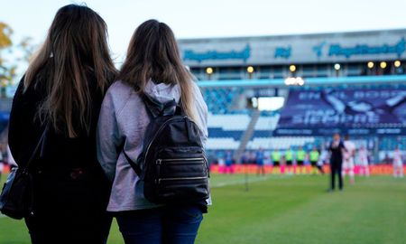 Dalma y Gianinna Maradona presentes en el homenaje que Gimnasia y Esgrima de La Plata le realizó a su padre en la previa al partido frente a Huracán por la Copa Diego Maradona. Dalma y Gianinna Maradona presentes en el homenaje que Gimnasia y Esgrima de La Plata le realizó a su padre en la previa al partido frente a Huracán por la Copa Diego Maradona.