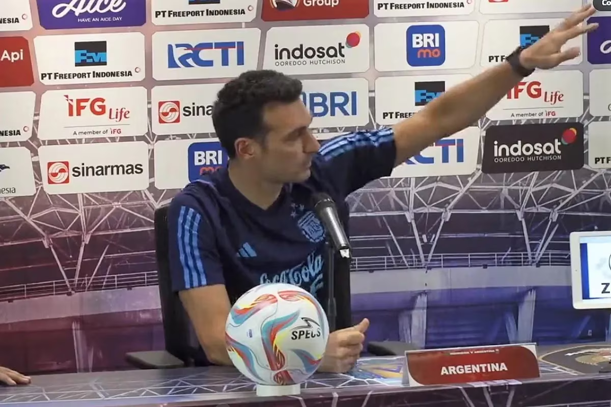 Lo que hizo Lionel Scaloni en plena conferencia que descolocó a todos: el traductor no entendió nada.