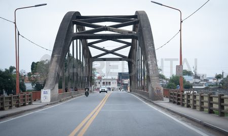 Vecinos de Santo Tomé se manifiestan este viernes en el ingreso al Puente Carretero. Vecinos de Santo Tomé se manifiestan este viernes en el ingreso al Puente Carretero.