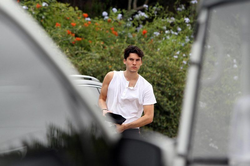 Marcelo Tinelli se sacó selfies con la gente en la playa y su hijo Fran presentó a su nueva novia