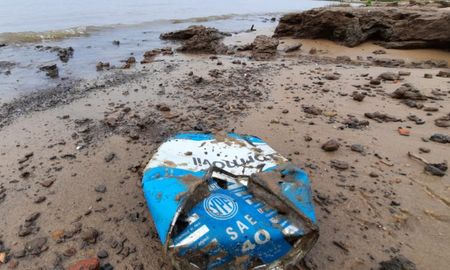 Latas, bolsas y residuos muy viejos persisten en la naturaleza más de medio siglo después de haber sido fabricados, consumidos y tirados. Latas, bolsas y residuos muy viejos persisten en la naturaleza más de medio siglo después de haber sido fabricados, consumidos y tirados.