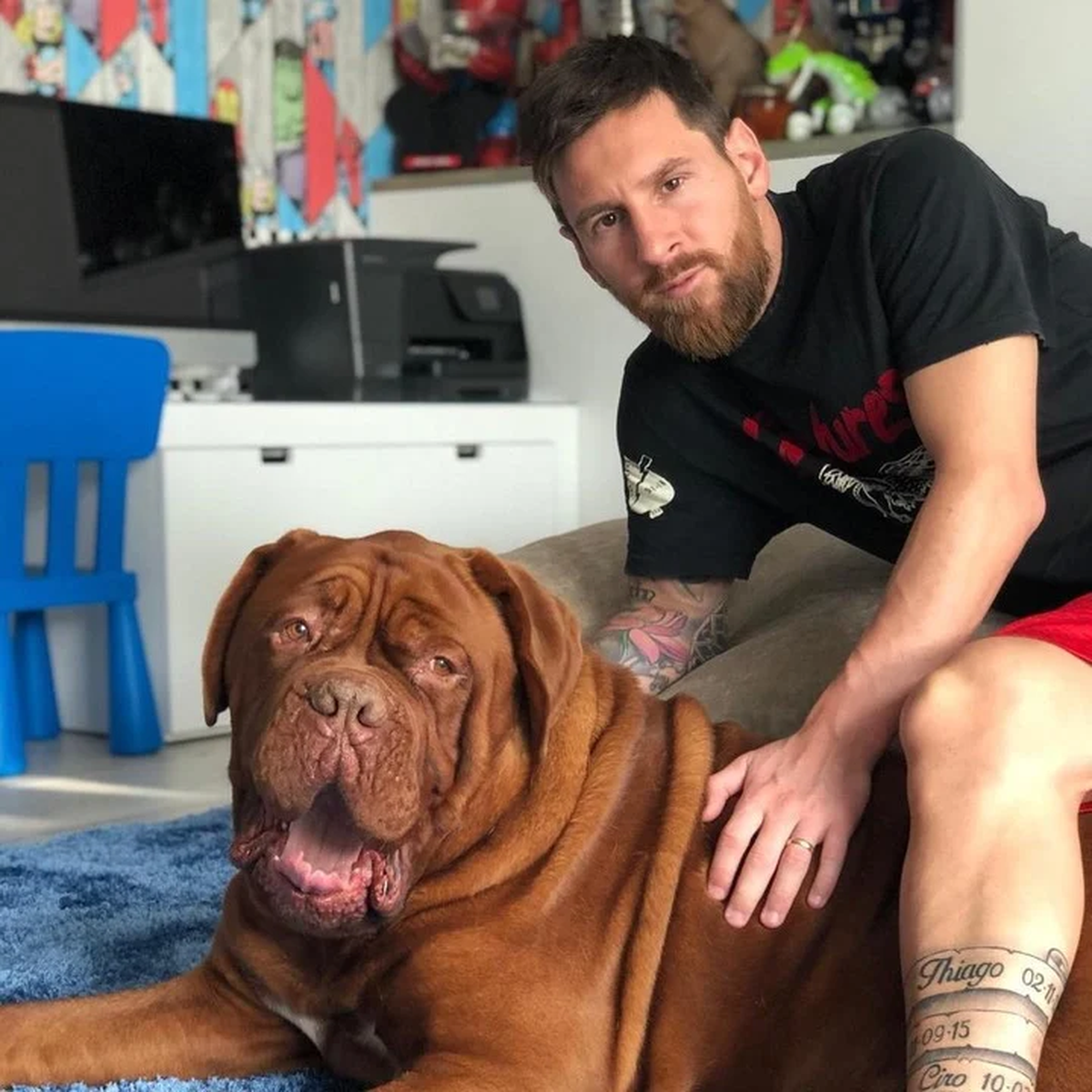 Lionel Messi junto a Hulk, su perro. Lionel Messi junto a Hulk, su perro.