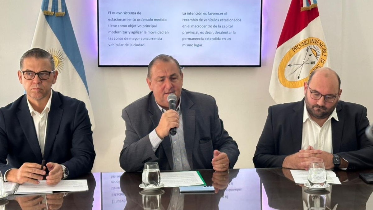 El intendente Juan Pablo Poletti junto al secretario de Gobierno, Sebastián Mastropaolo y el subsecretario de Seguridad Vial, Raúl Hurani, brindaron detalles del nuevo SEOM. 